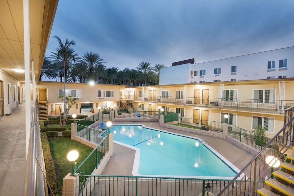 Americas Best Value Inn & Suites Anaheim Bagian luar foto